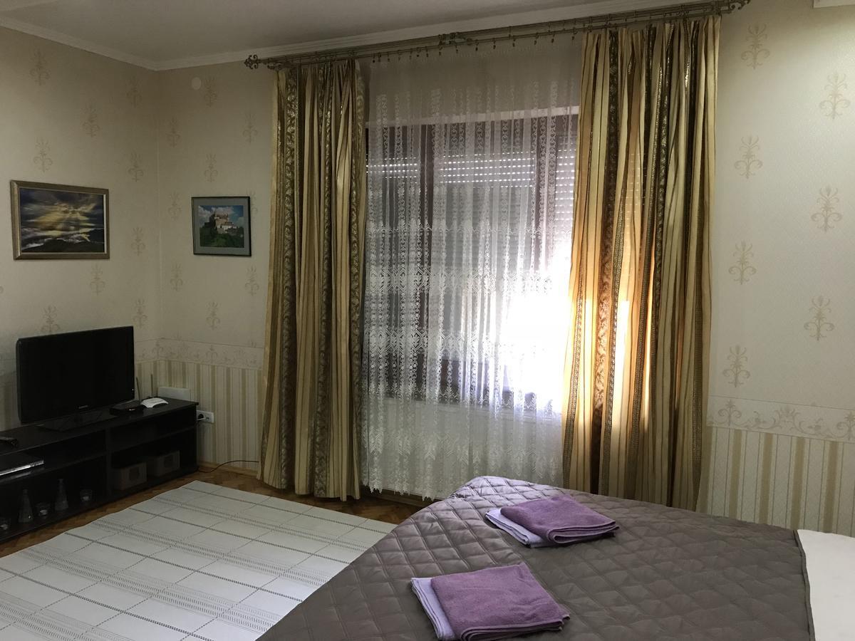 Large Apartment In The City Center Munkács Kültér fotó