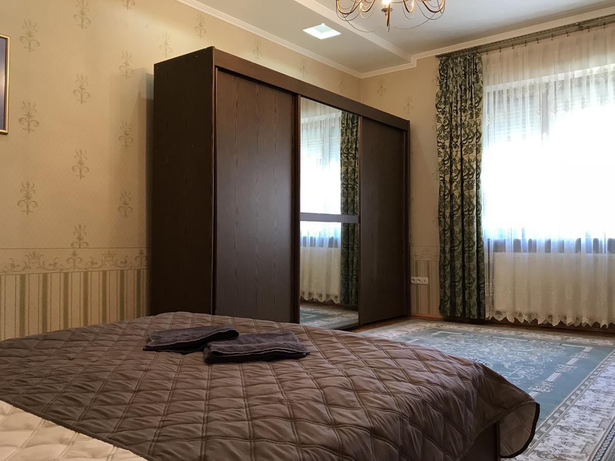 Large Apartment In The City Center Munkács Kültér fotó